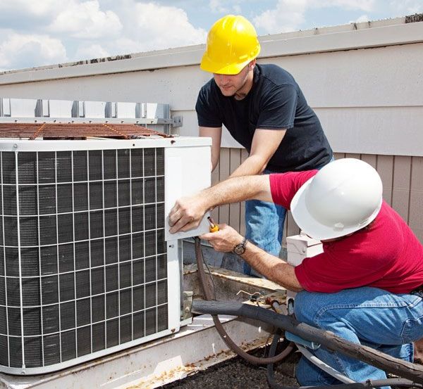 Soluciones Energéticas y Reformas, S.L. hombres reparando aire acondicionado industrial