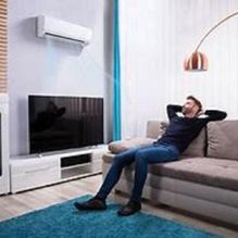 Soluciones Energéticas y Reformas, S.L. hombre en casa con equipo de aire acondicionado