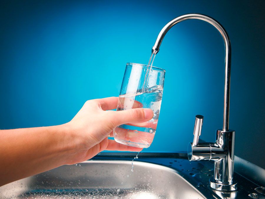 Soluciones Energéticas y Reformas, S.L. persona llenando vaso de agua