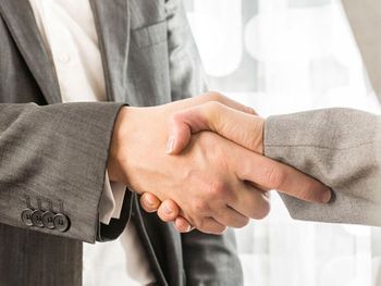 Soluciones Energéticas y Reformas, S.L. saludo de manos