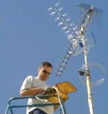 Soluciones Energéticas y Reformas, S.L. hombre revisando antena
