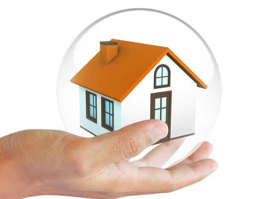 Soluciones Energéticas y Reformas, S.L. persona con casa en sus manos