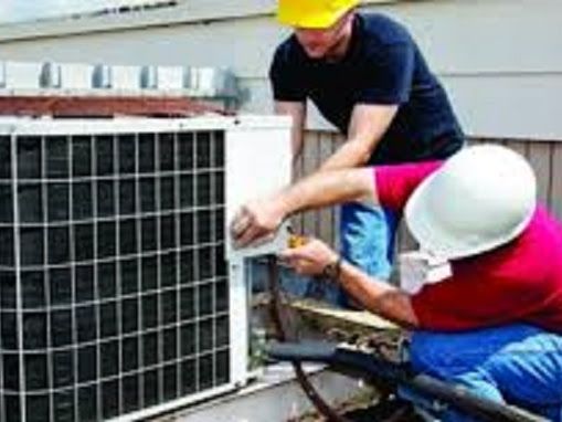 Soluciones Energéticas y Reformas, S.L. hombre reparando aire acondicionado