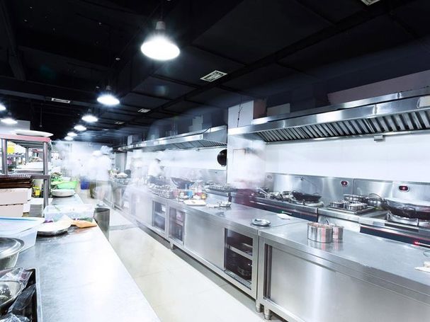 Soluciones Energéticas y Reformas, S.L. cocina con maquinaria para hostelería